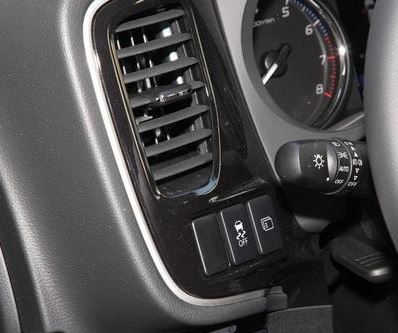  Bên trái vô lăng