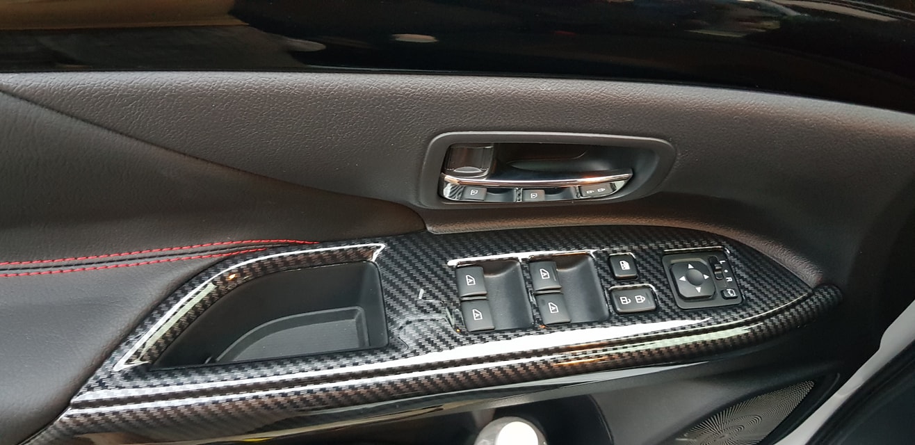  Nâng hạ kính có viền cacbon